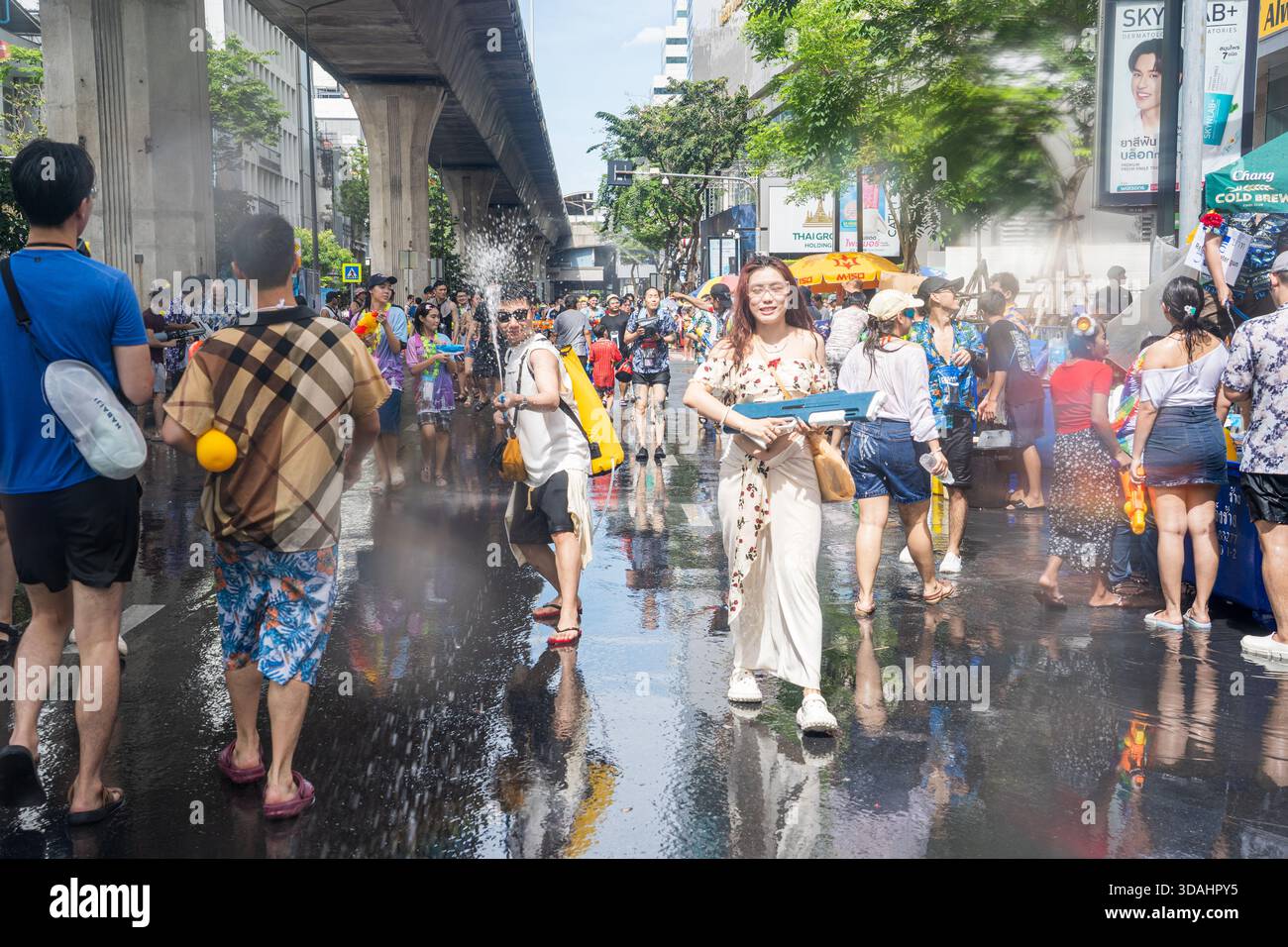 Silom, Bangkok, Tailandia - 12 aprile 2025 Songkran Festival, la breve azione delle persone si unisce alle celebrazioni del Capodanno Tailandese. C'erano schizzi e.. Foto Stock
