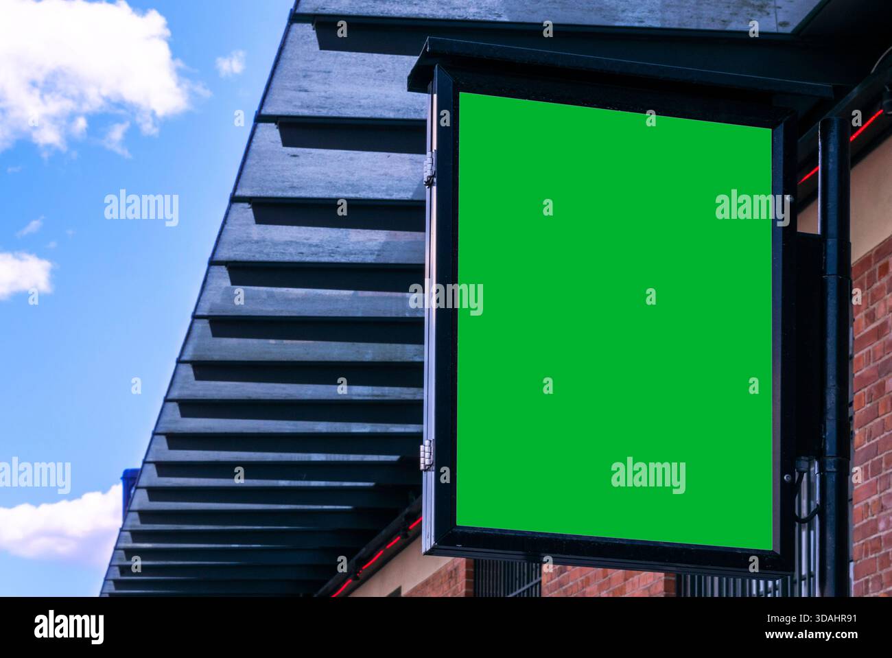 Cartellone verde vuoto sulla strada della città. Poster con schermo verde sulla strada. Spazio vuoto per il testo. Foto Stock