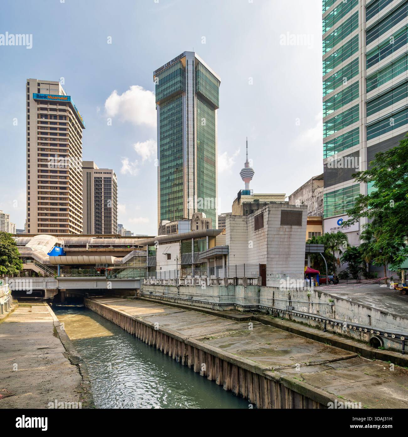 Kuala Lumpur, Malesia - 17 febbraio 2025: Paesaggio urbano con il fiume Gombak, la stazione della monorotaia, Wisma Lee Rubber, Bank Muamalat e KL Tower sotto un cielo luminoso Foto Stock