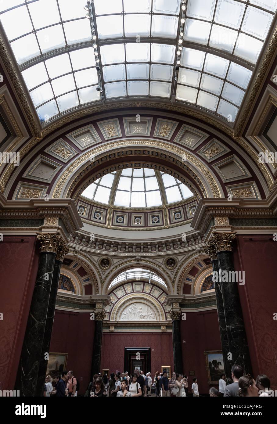 Londra, Regno Unito - 12 luglio 2025 - stile architettonico neoclassico trovato all'interno delle Barry Rooms della National Gallery, caratterizzato da caratteristiche come t Foto Stock