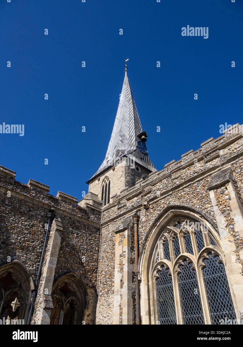 Chiesa guglia con orologio e campana, quest'ultimo si ritiene essere il XIII secolo, St Marys, Hadleigh, Suffolk, Regno Unito Foto Stock