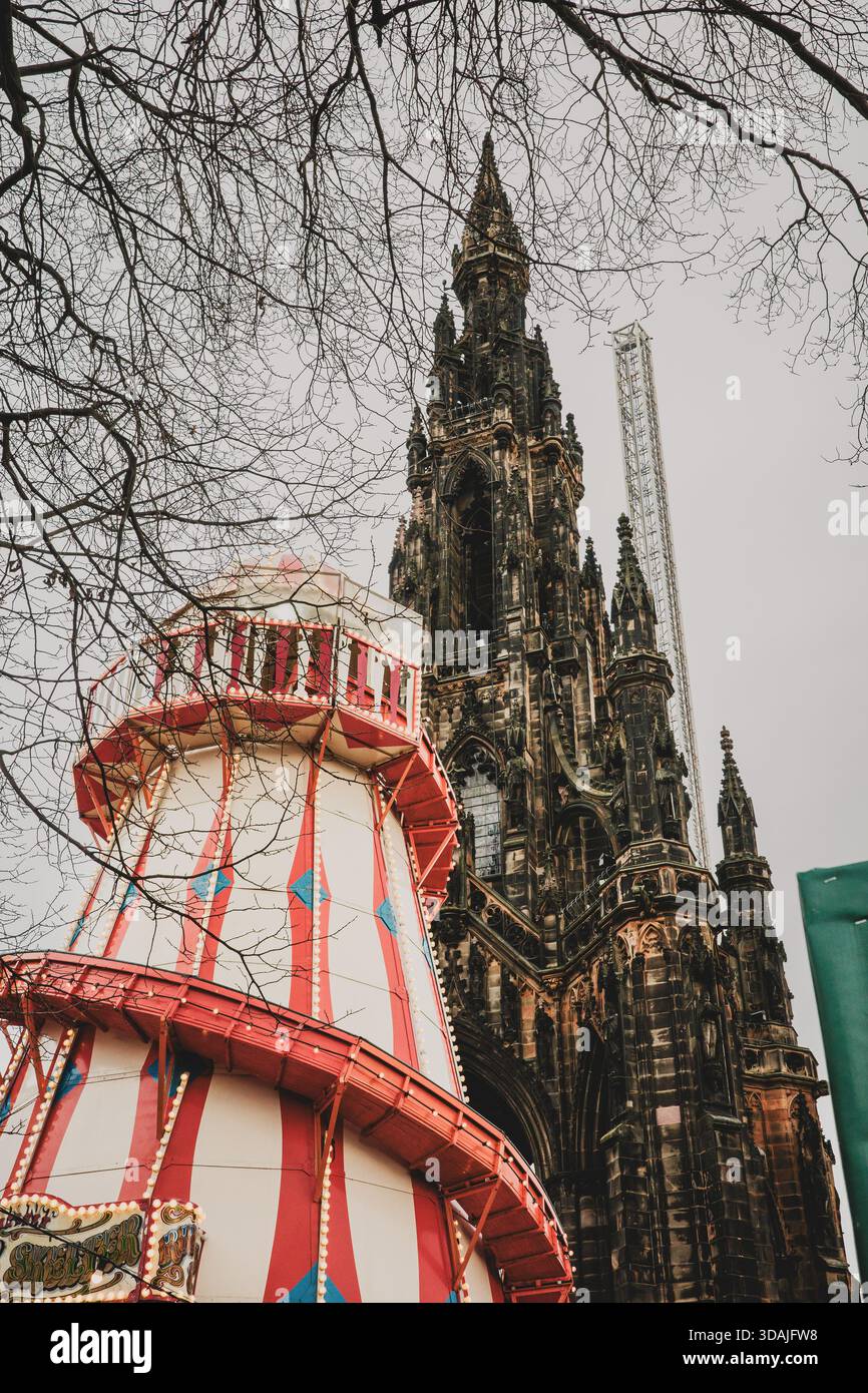 Edimburgo Scozia: 26 novembre 2025: Helter Skelter al mercatino di Natale di Edimburgo. I visitatori potranno gustare vari piatti e attività durante la stagione festiva Foto Stock