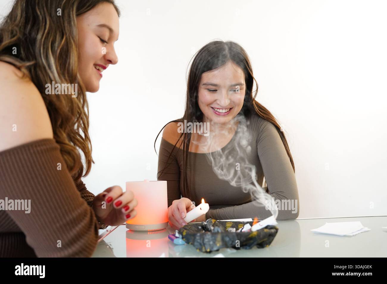 Due amici che bruciano i desideri di Natale Foto Stock
