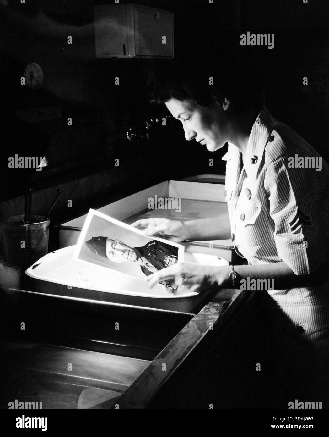 : Donna arruolata nelle nostre forze Armate. Le donne fotografe si trovano in tutti i rami del servizio. Come il caporale Eloise J. Masters, USMC, scattano fotografie, sviluppano negativi e fanno stampe. Foto Stock