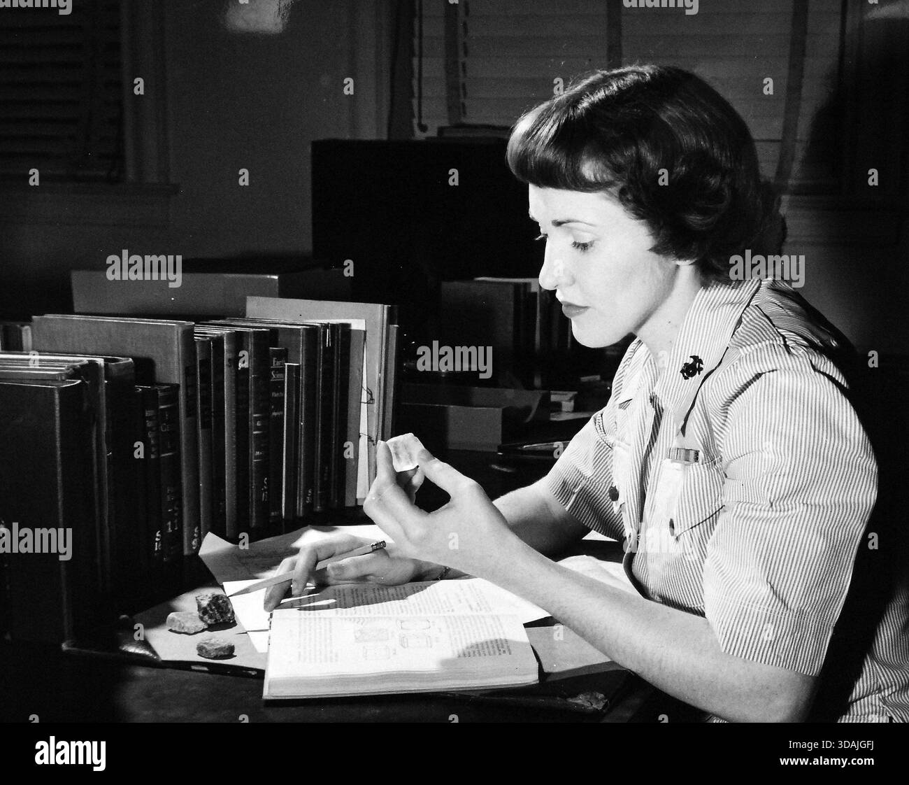 Donna arruolata nelle nostre forze armate. La geologia è un fattore importante nella pianificazione delle operazioni terrestri. Sargent Margery Baker, USMC, è molto esperto in questo campo. È responsabile della correzione e della valutazione dei documenti d'esame dei membri del corpo dei Marines nell'ambito del programma di informazione e istruzione. PH Foto Stock