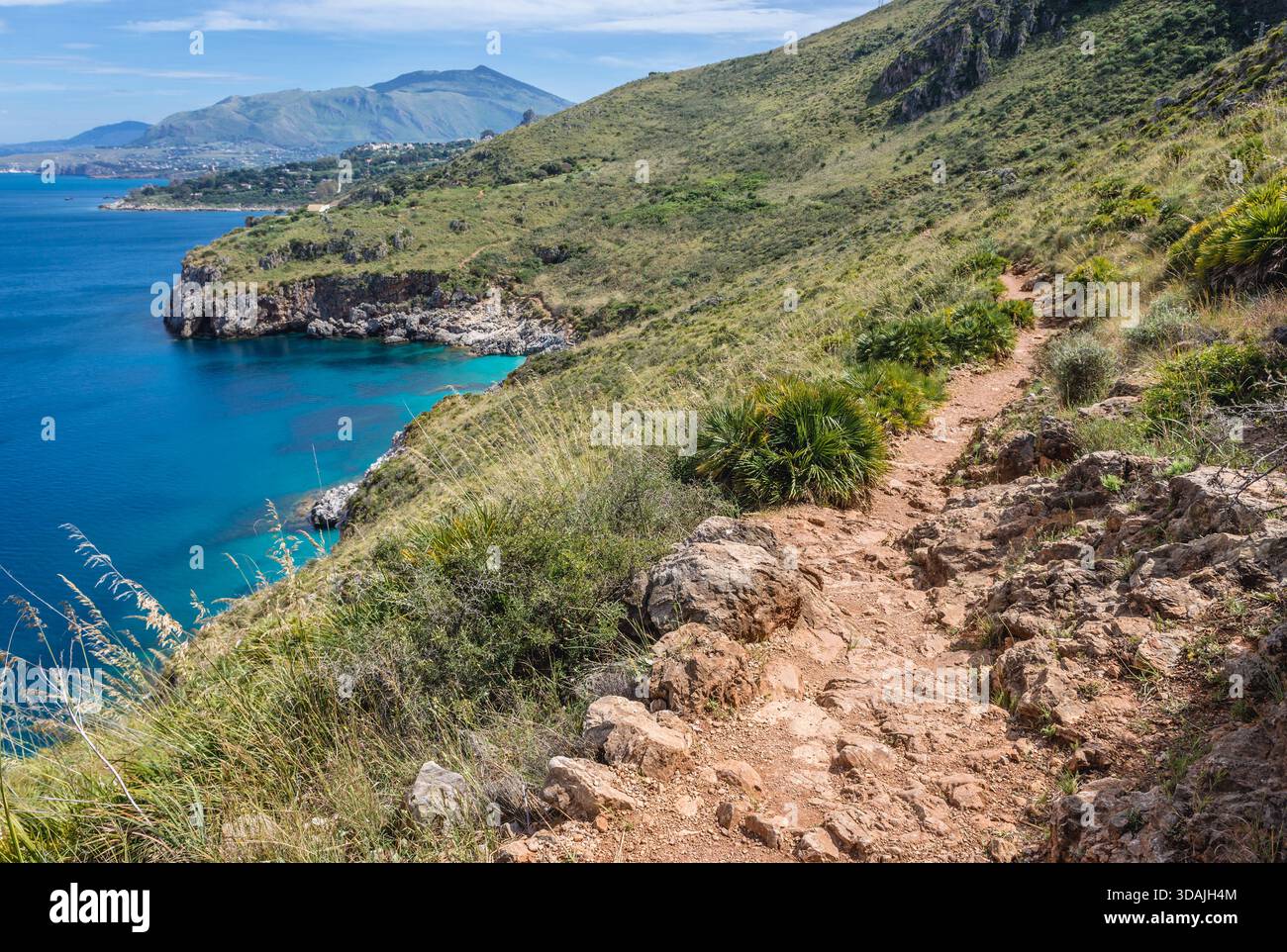 Sentiero sul Mar Tirreno nel parco naturale dello Zingaro sull'isola di Sicilia, Italia Foto Stock