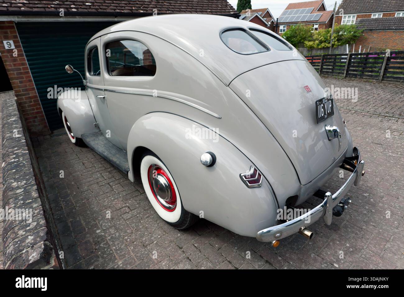 Vista posteriore di tre quarti di una Ford V8 Deluxe, Grey, 1940, in Station Road, Tenterden, Kent Foto Stock