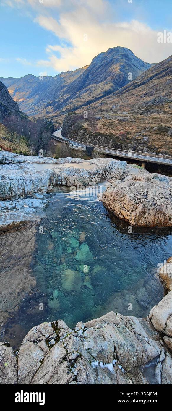 L'iconica valle autunnale di Glencoe con il suo caratteristico paesaggio montano durante un viaggio di fine anno, catturando lo spirito dell'avventura scozzese Foto Stock