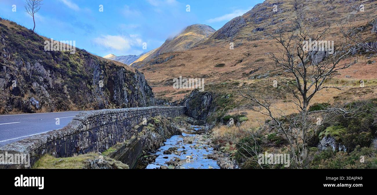 L'iconica valle autunnale di Glencoe con il suo caratteristico paesaggio montano durante un viaggio di fine anno, catturando lo spirito dell'avventura scozzese Foto Stock