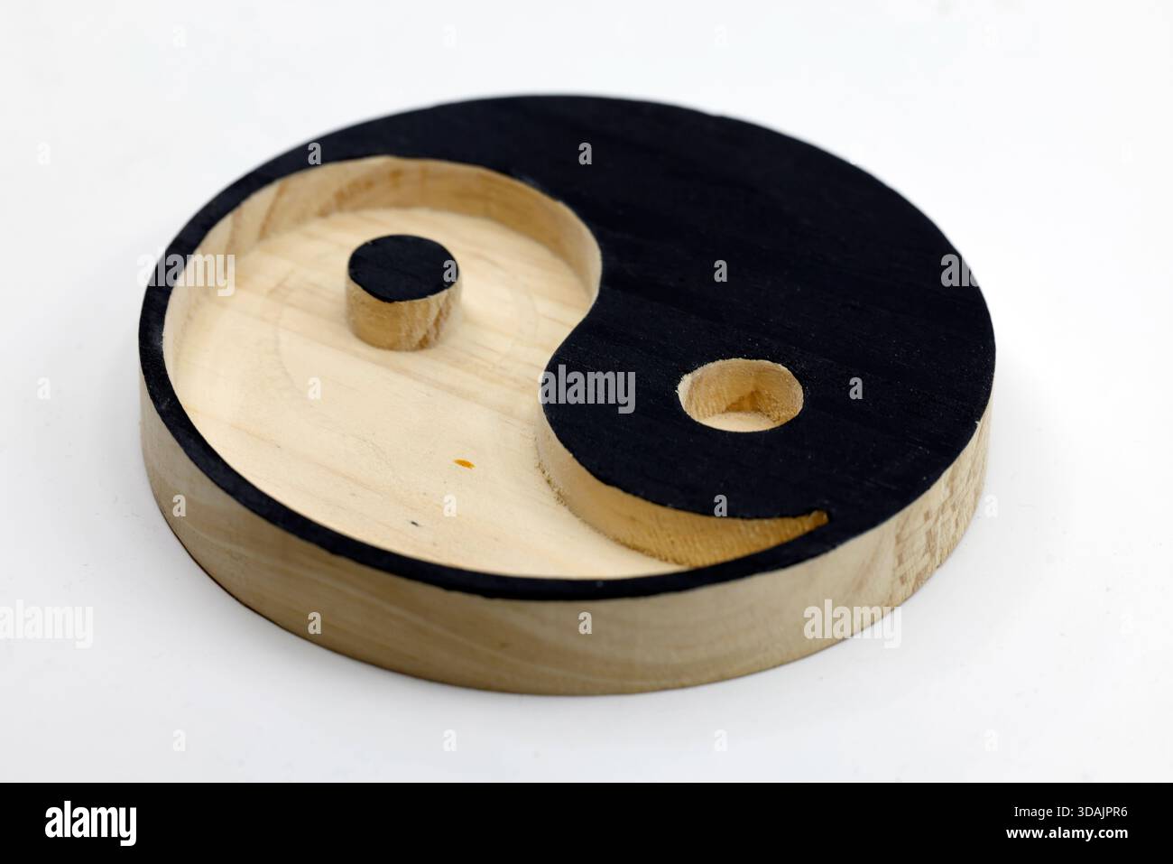 Yin-yang in legno artigianale simbolo di armonia, dualità, significato Taiji, complementarità, tradizione, energia e consapevolezza. Foto Stock