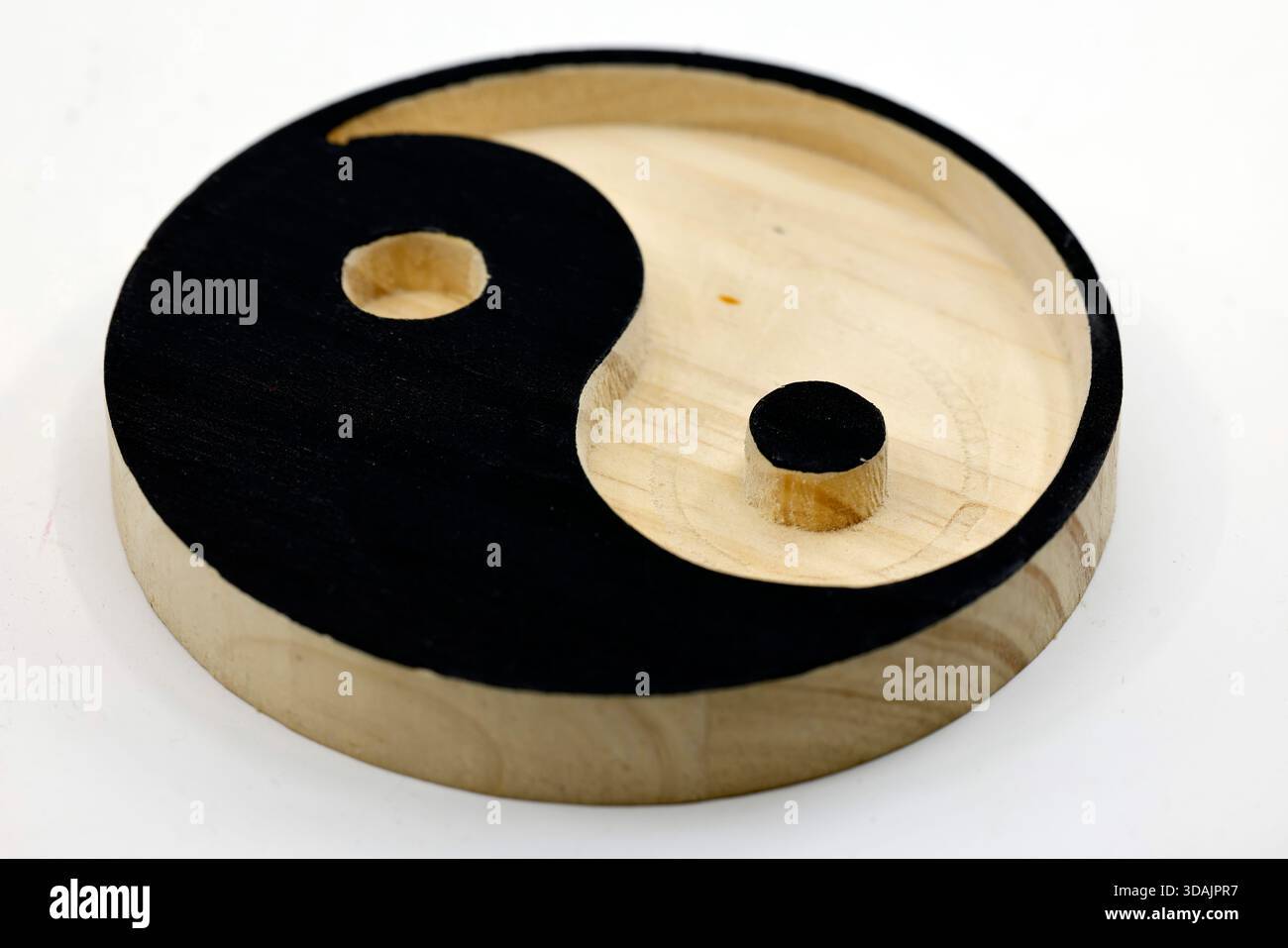 Yin-yang in legno artigianale simbolo di armonia, dualità, significato Taiji, complementarità, tradizione, energia e consapevolezza. Foto Stock