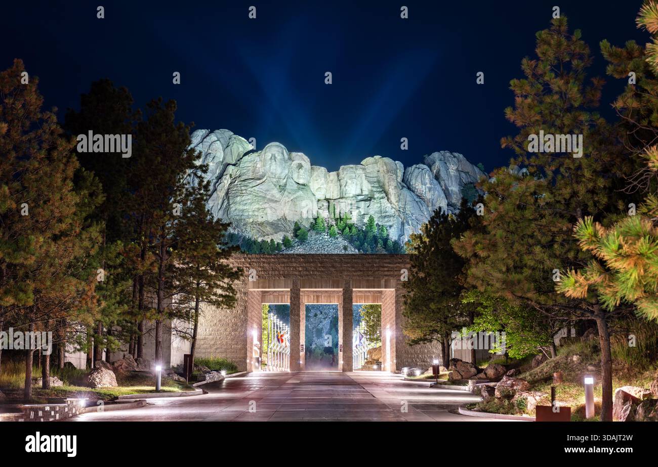 Il Mount Rushmore National Memorial presenta le facce illuminate dei presidenti di notte nel South Dakota, Stati Uniti. Scultura storica di Washington, Jefferson, Roo Foto Stock