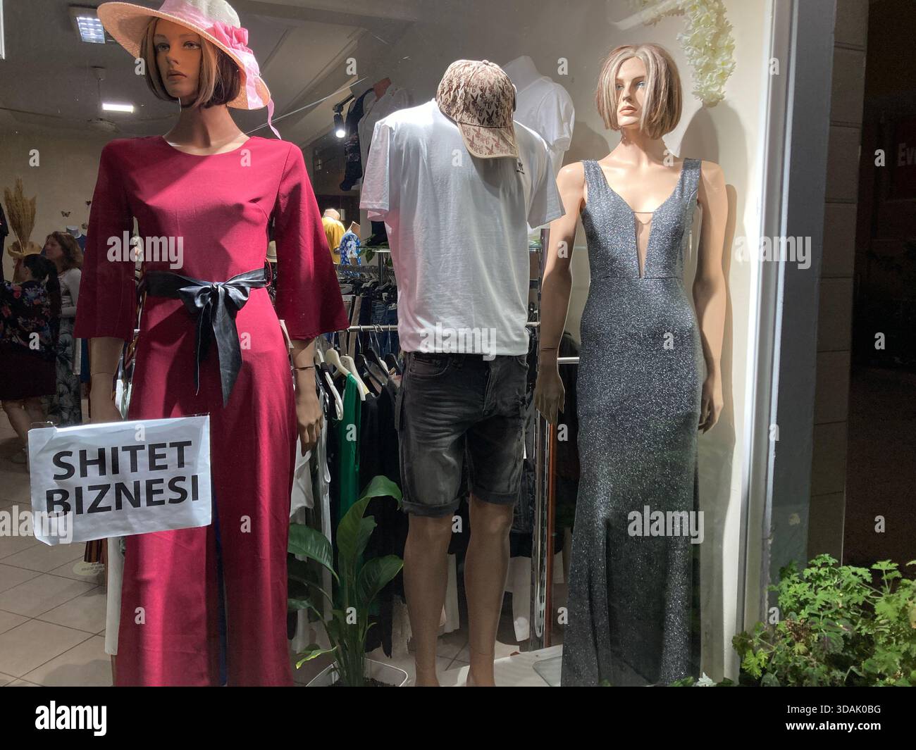 Esterno di un negozio di abbigliamento economico in Albania con manichini decorati male alla finestra, espositori ingombranti e articoli di moda a basso costo in un budget limitato Foto Stock