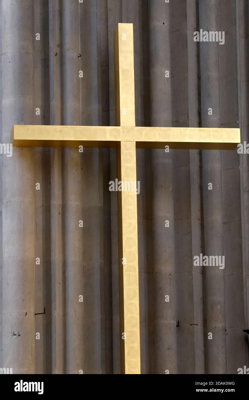 Cattedrale di Bayeux. Croce cristiana d'oro. Simbolo di cristianesimo. Bayeux. Francia. Foto Stock