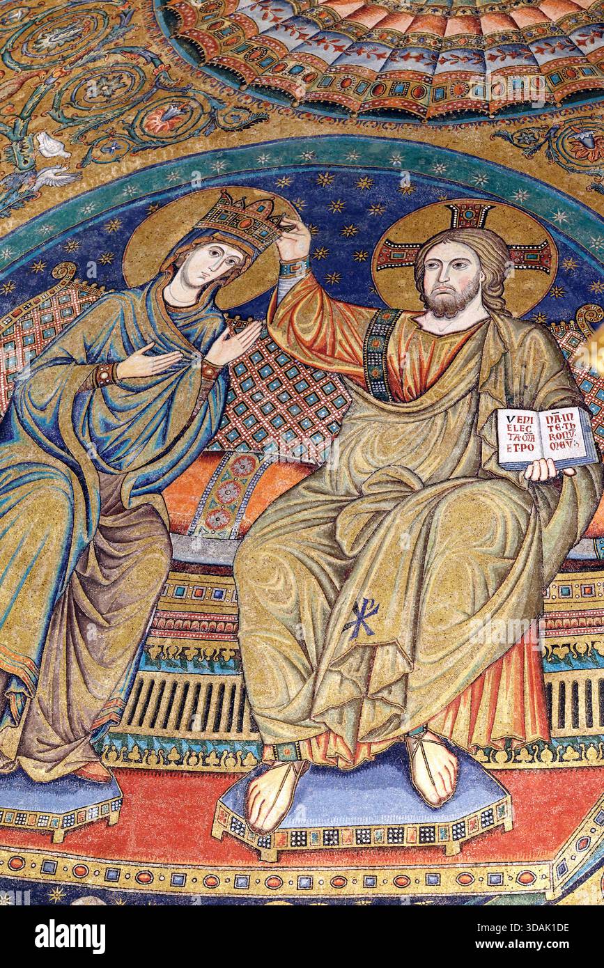 Basilica di Santa Maria maggiore. Mosaico del XIII secolo raffigurante Cristo in trono con corona ricevente Vergine in una scena celeste dorata e ornata. Foto Stock