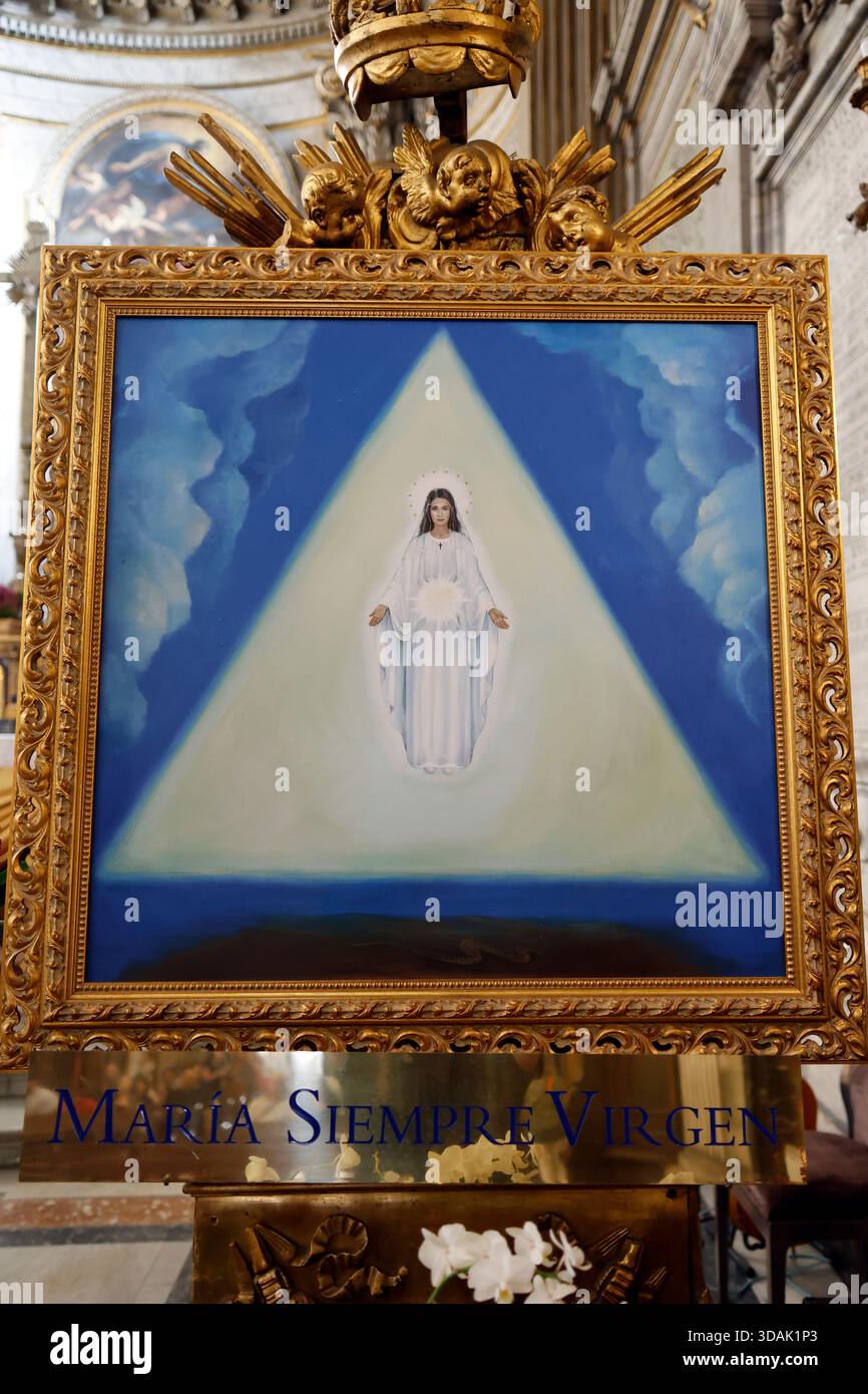 Il dipinto intitolato ÒMar'a Siempre VirgenÓ mostra una splendida Madonna all'interno di un triangolo luminoso, ornato con cornice dorata. Foto Stock