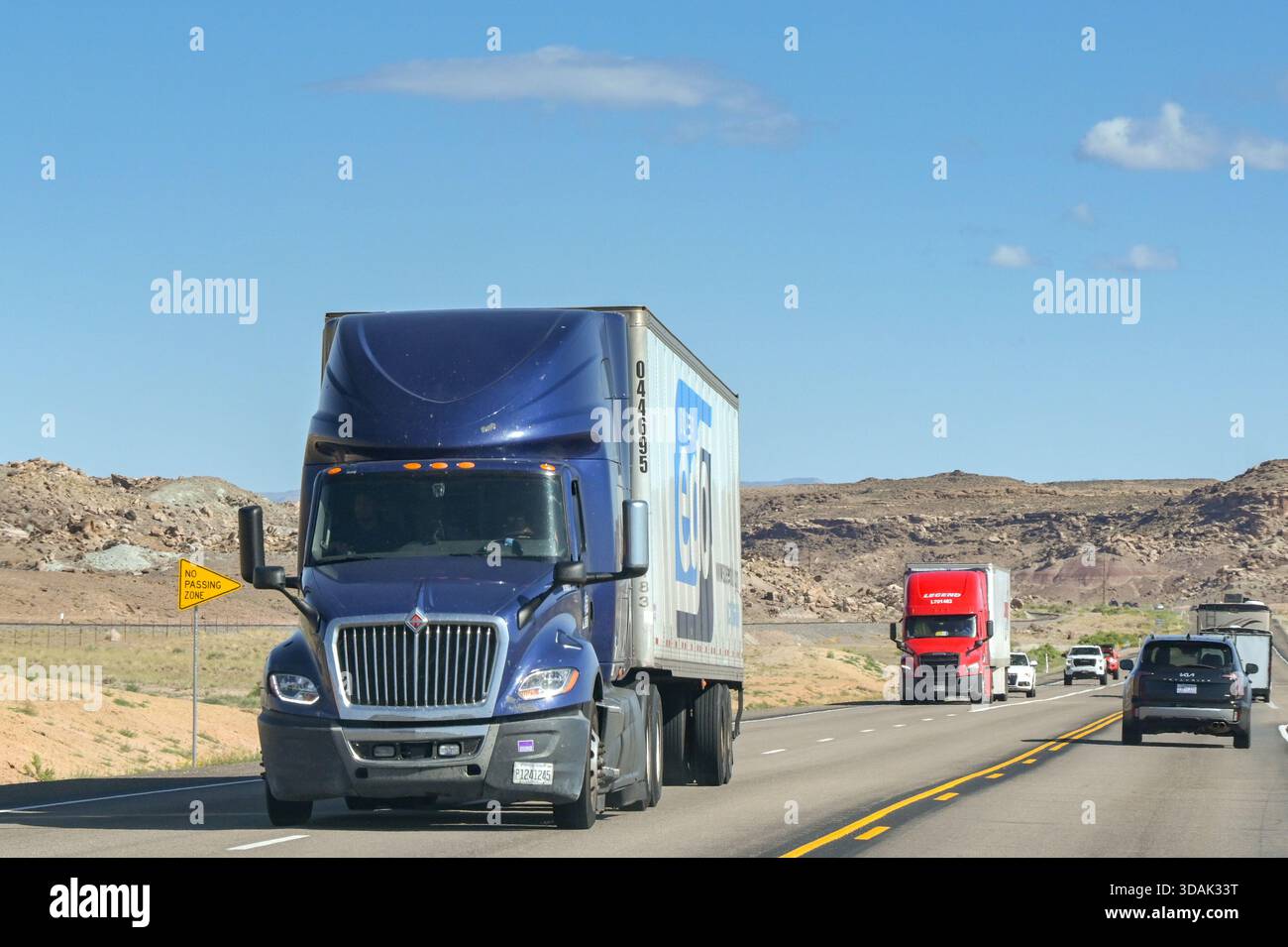 Moab, Utah, USA - 26 maggio 2025: Veicolo per consegne semirimorchi che viaggia su un'autostrada vicino a Moab Foto Stock