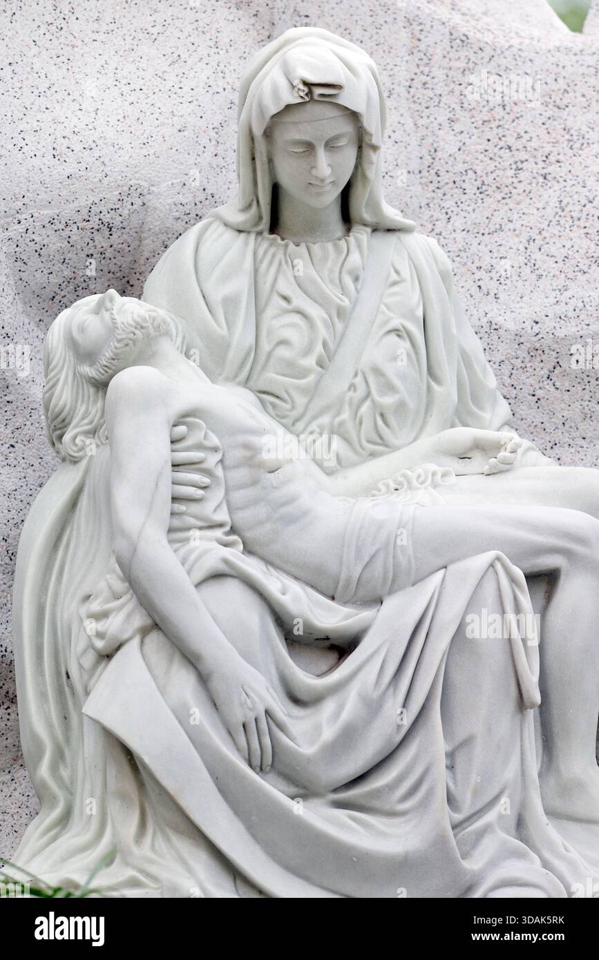 La mia cattedrale di Tho. Via della croce. Pietà. La Beata Vergine Maria culla il corpo morto di Gesù Cristo dopo la sua discesa dalla Croce. Il mio Tho. Foto Stock