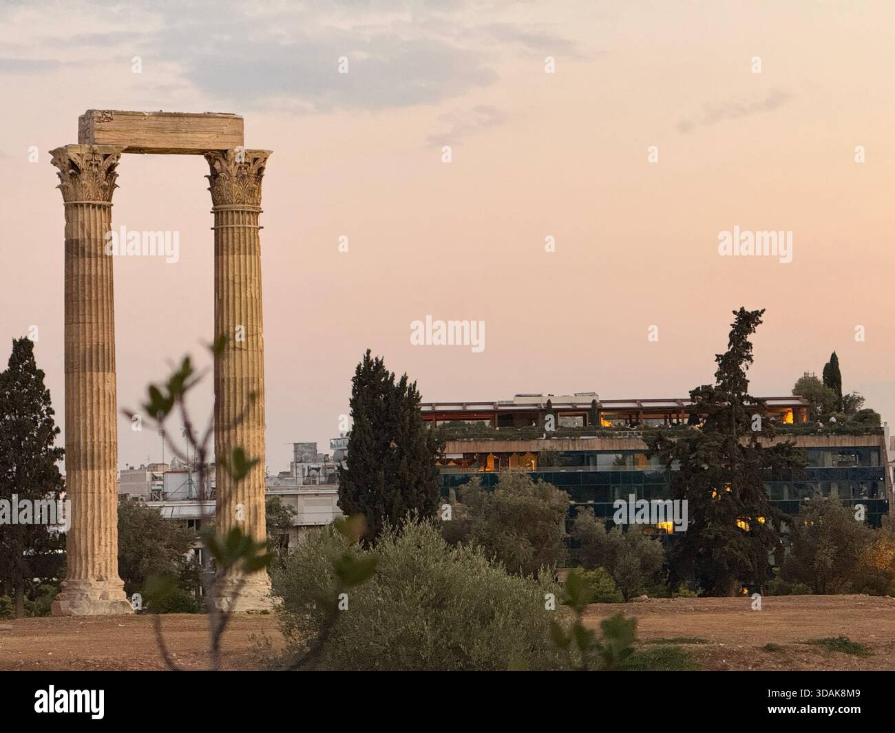 Antiche colonne del Tempio di Zeus Olimpio ad Atene al tramonto - Immagine stock catturata con smartphone