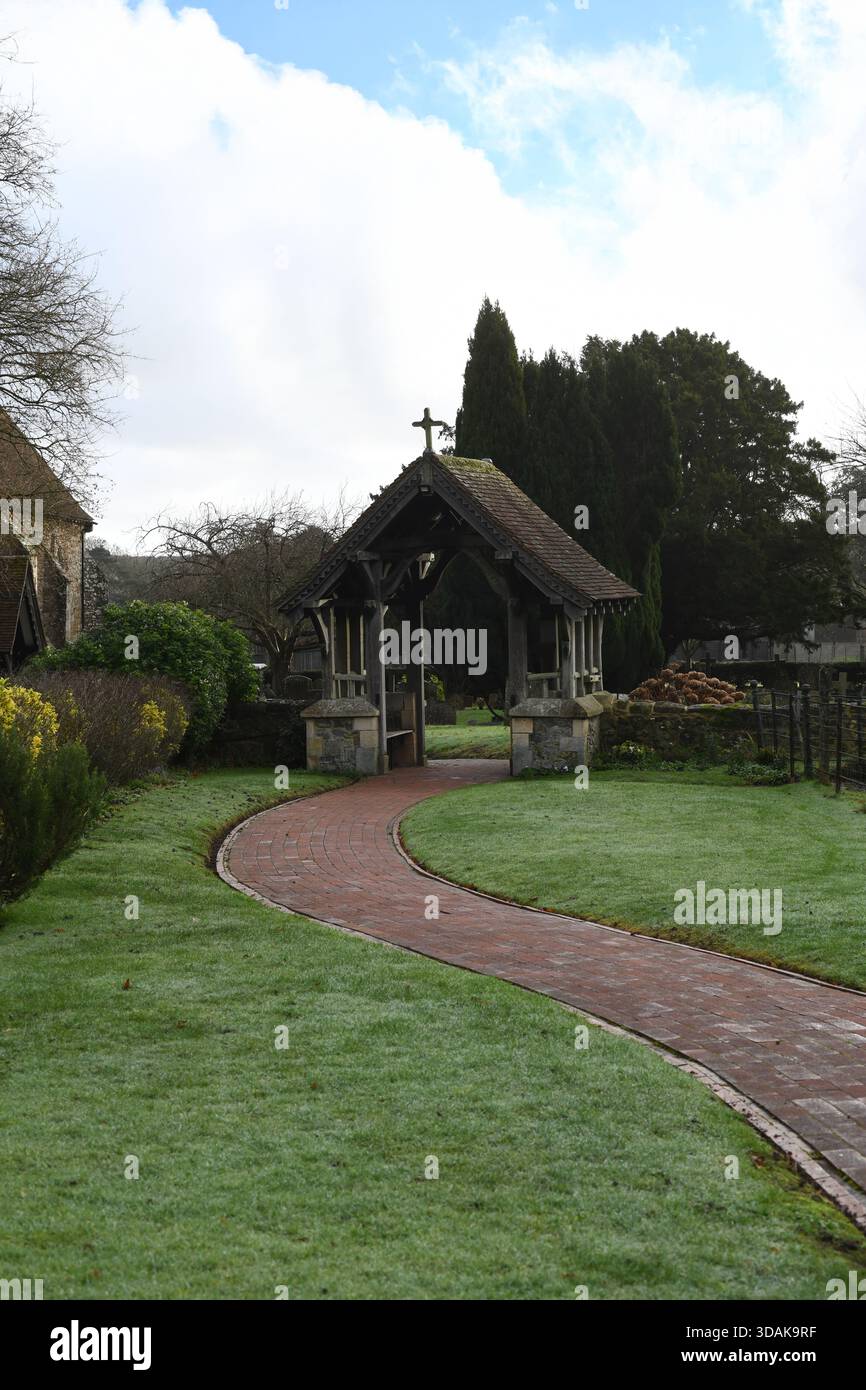Villaggio Chiesa in inverno Foto Stock