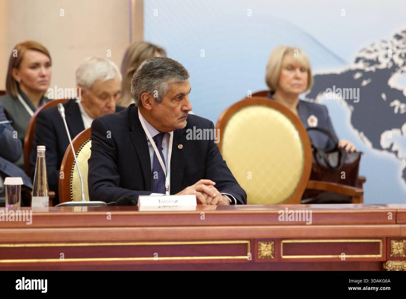 San Pietroburgo, Russia. 11 dicembre 2025. Areg Totolyan, Direttore dell'Istituto di ricerca scientifica di Epidemiologia e Microbiologia di San Pietroburgo, intitolato a Pasteur, durante la vi Conferenza Internazionale sulla lotta alle malattie infettive: Nuove sfide sessione plenaria presso la Biblioteca Presidenziale Boris Eltsin di San Pietroburgo. (Foto di Maksim Konstantinov/SOPA Images/Sipa USA) credito: SIPA USA/Alamy Live News Foto Stock