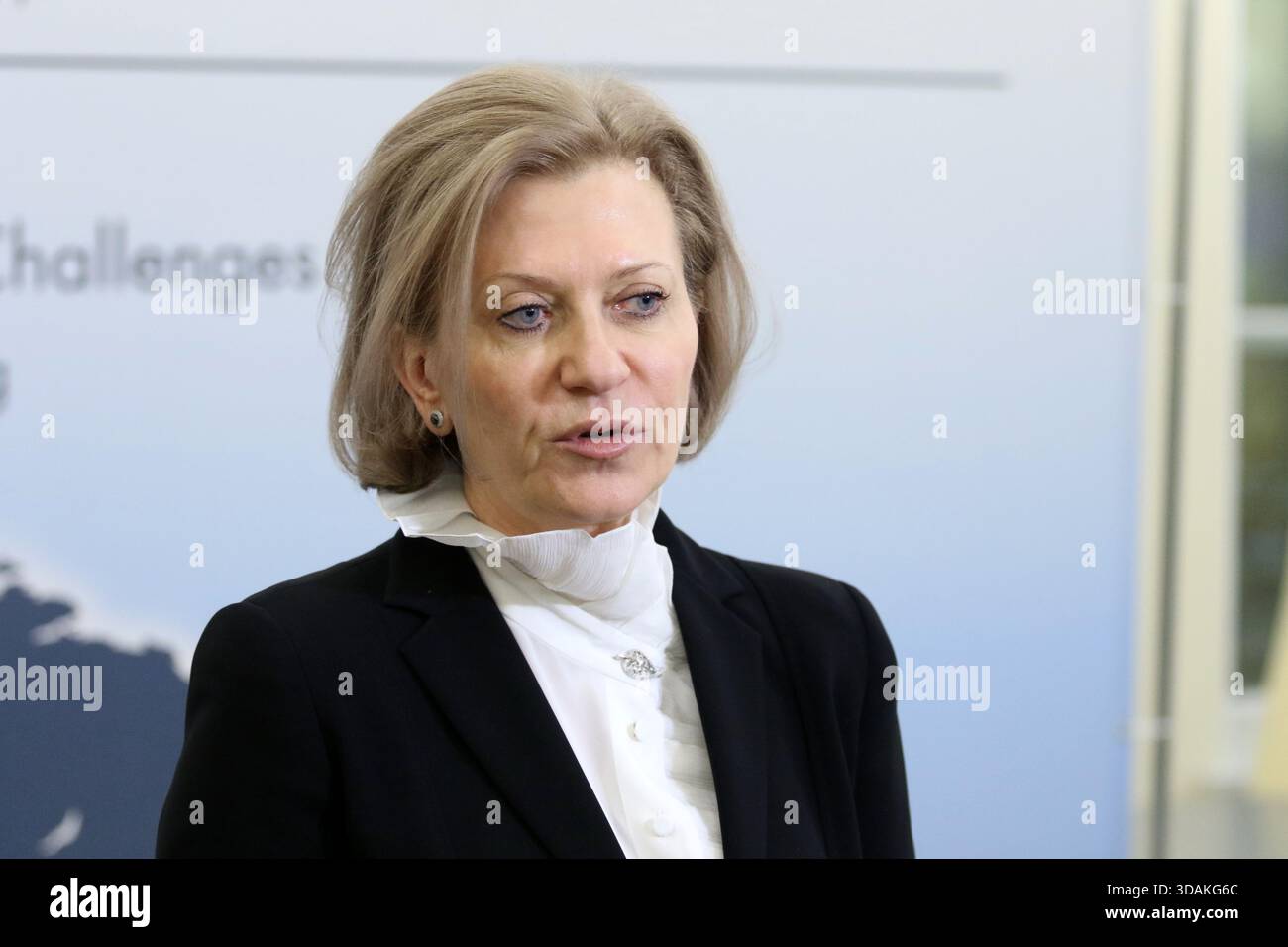 San Pietroburgo, Russia. 11 dicembre 2025. Anna Popova, capo del servizio federale per la supervisione della protezione dei diritti dei consumatori e del benessere umano (Rospotrebnadzor), medico sanitario capo della Federazione russa, durante la vi Conferenza internazionale sulla lotta alle malattie infettive: Nuove sfide sessione plenaria presso la Biblioteca presidenziale Boris Eltsin di San Pietroburgo. (Foto di Maksim Konstantinov/SOPA Images/Sipa USA) credito: SIPA USA/Alamy Live News Foto Stock