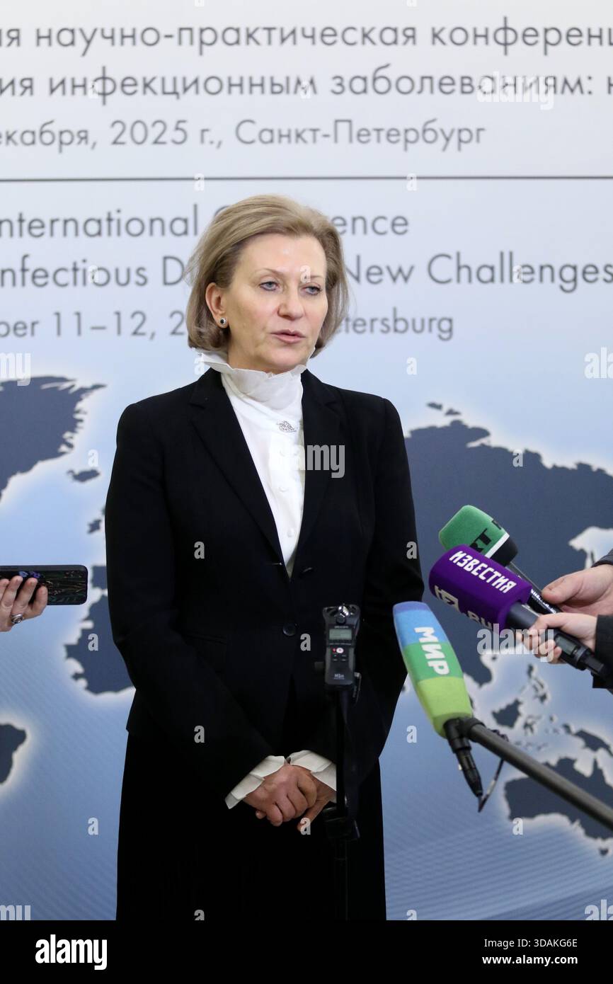 San Pietroburgo, Russia. 11 dicembre 2025. Anna Popova, capo del servizio federale per la supervisione della protezione dei diritti dei consumatori e del benessere umano (Rospotrebnadzor), medico sanitario capo della Federazione russa, durante la vi Conferenza internazionale sulla lotta alle malattie infettive: Nuove sfide sessione plenaria presso la Biblioteca presidenziale Boris Eltsin di San Pietroburgo. (Foto di Maksim Konstantinov/SOPA Images/Sipa USA) credito: SIPA USA/Alamy Live News Foto Stock