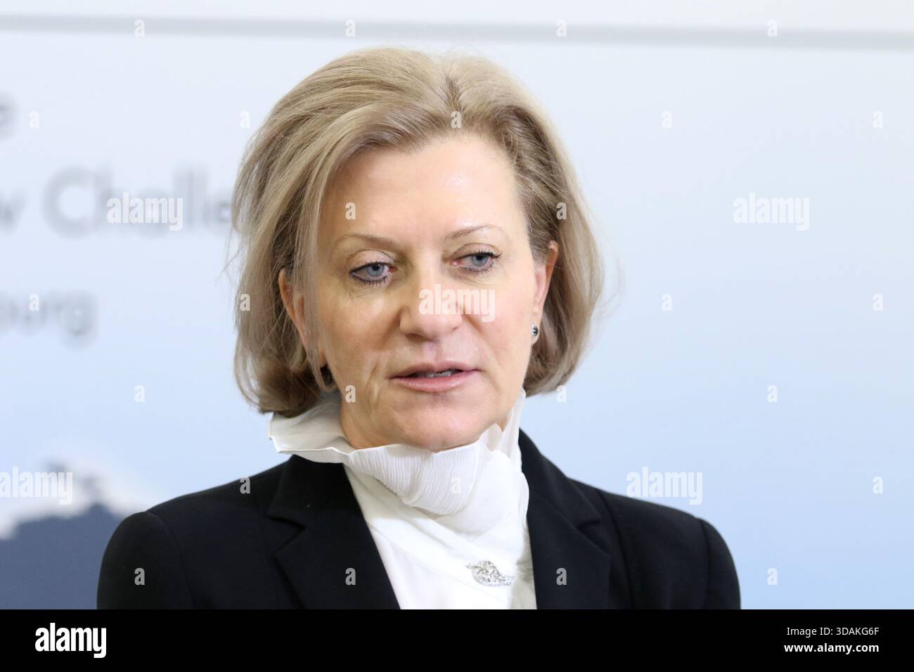 San Pietroburgo, Russia. 11 dicembre 2025. Anna Popova, capo del servizio federale per la supervisione della protezione dei diritti dei consumatori e del benessere umano (Rospotrebnadzor), medico sanitario capo della Federazione russa, durante la vi Conferenza internazionale sulla lotta alle malattie infettive: Nuove sfide sessione plenaria presso la Biblioteca presidenziale Boris Eltsin di San Pietroburgo. (Foto di Maksim Konstantinov/SOPA Images/Sipa USA) credito: SIPA USA/Alamy Live News Foto Stock