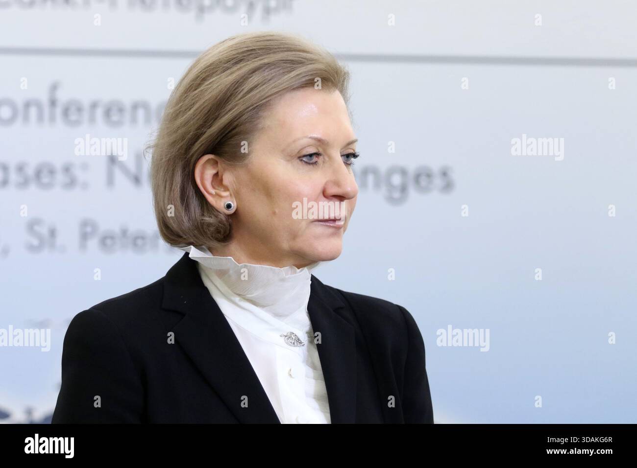 San Pietroburgo, Russia. 11 dicembre 2025. Anna Popova, capo del servizio federale per la supervisione della protezione dei diritti dei consumatori e del benessere umano (Rospotrebnadzor), medico sanitario capo della Federazione russa, durante la vi Conferenza internazionale sulla lotta alle malattie infettive: Nuove sfide sessione plenaria presso la Biblioteca presidenziale Boris Eltsin di San Pietroburgo. (Foto di Maksim Konstantinov/SOPA Images/Sipa USA) credito: SIPA USA/Alamy Live News Foto Stock