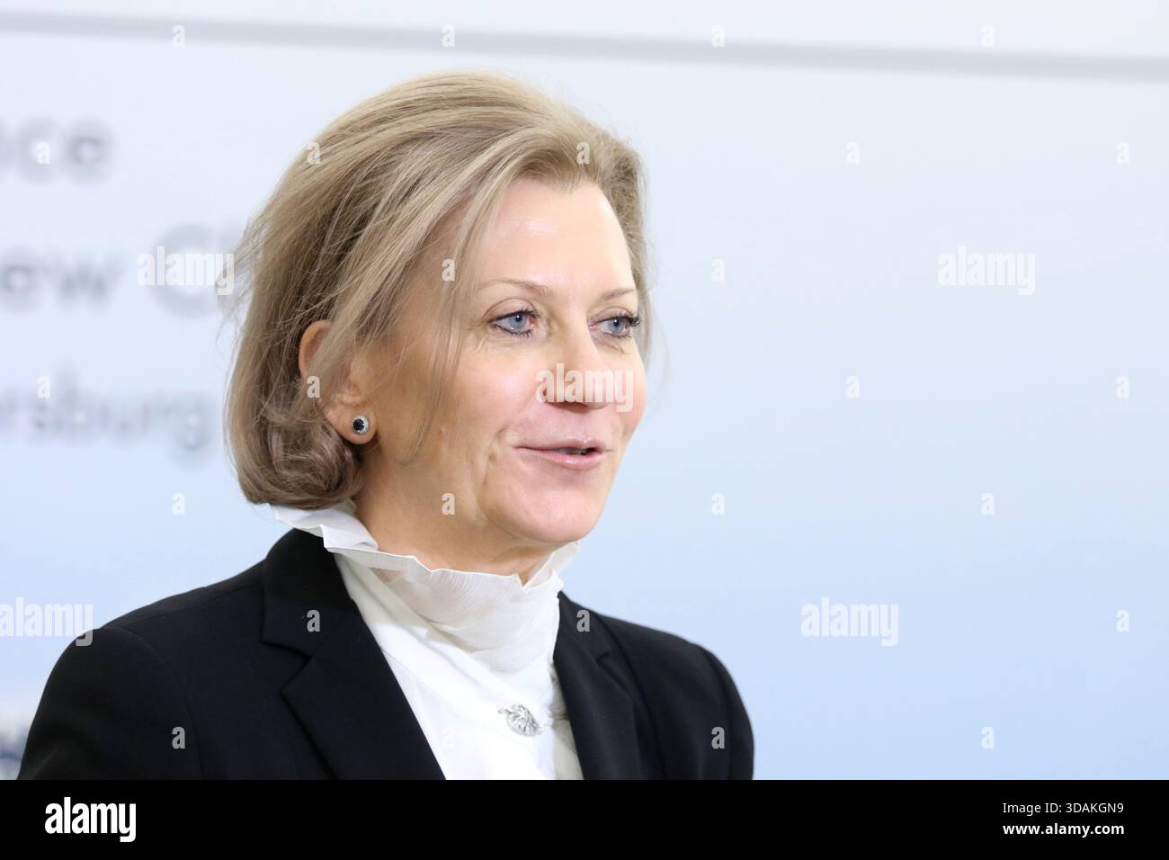 San Pietroburgo, Russia. 11 dicembre 2025. Anna Popova, capo del servizio federale per la supervisione della protezione dei diritti dei consumatori e del benessere umano (Rospotrebnadzor), medico sanitario capo della Federazione russa, durante la vi Conferenza internazionale sulla lotta alle malattie infettive: Nuove sfide sessione plenaria presso la Biblioteca presidenziale Boris Eltsin di San Pietroburgo. (Foto di Maksim Konstantinov/SOPA Images/Sipa USA) credito: SIPA USA/Alamy Live News Foto Stock