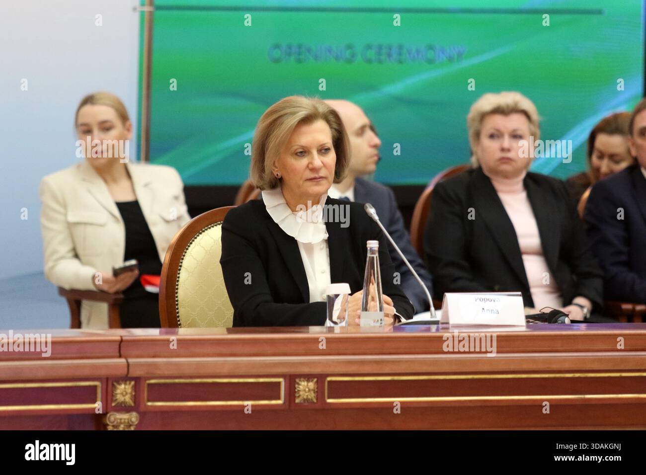 San Pietroburgo, Russia. 11 dicembre 2025. Anna Popova, capo del servizio federale per la supervisione della protezione dei diritti dei consumatori e del benessere umano (Rospotrebnadzor), medico sanitario capo della Federazione russa, durante la vi Conferenza internazionale sulla lotta alle malattie infettive: Nuove sfide sessione plenaria presso la Biblioteca presidenziale Boris Eltsin di San Pietroburgo. (Foto di Maksim Konstantinov/SOPA Images/Sipa USA) credito: SIPA USA/Alamy Live News Foto Stock