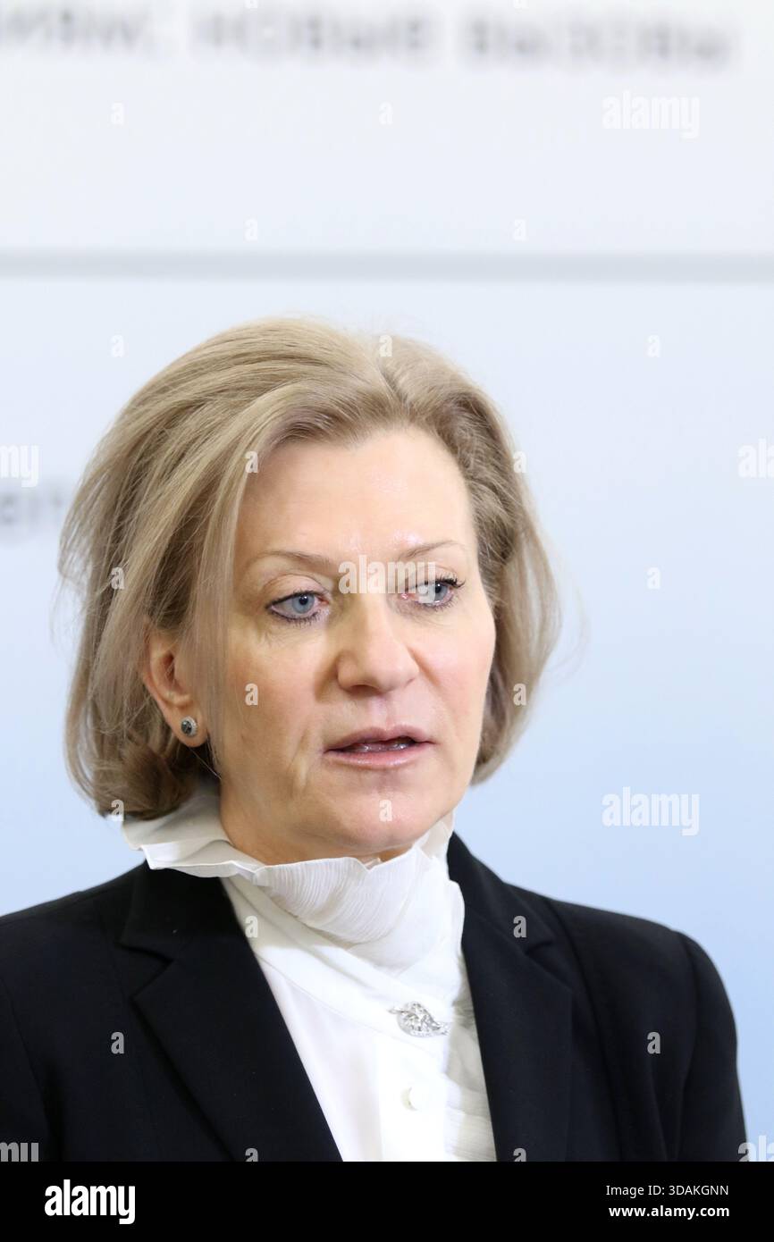 San Pietroburgo, Russia. 11 dicembre 2025. Anna Popova, capo del servizio federale per la supervisione della protezione dei diritti dei consumatori e del benessere umano (Rospotrebnadzor), medico sanitario capo della Federazione russa, durante la vi Conferenza internazionale sulla lotta alle malattie infettive: Nuove sfide sessione plenaria presso la Biblioteca presidenziale Boris Eltsin di San Pietroburgo. (Foto di Maksim Konstantinov/SOPA Images/Sipa USA) credito: SIPA USA/Alamy Live News Foto Stock