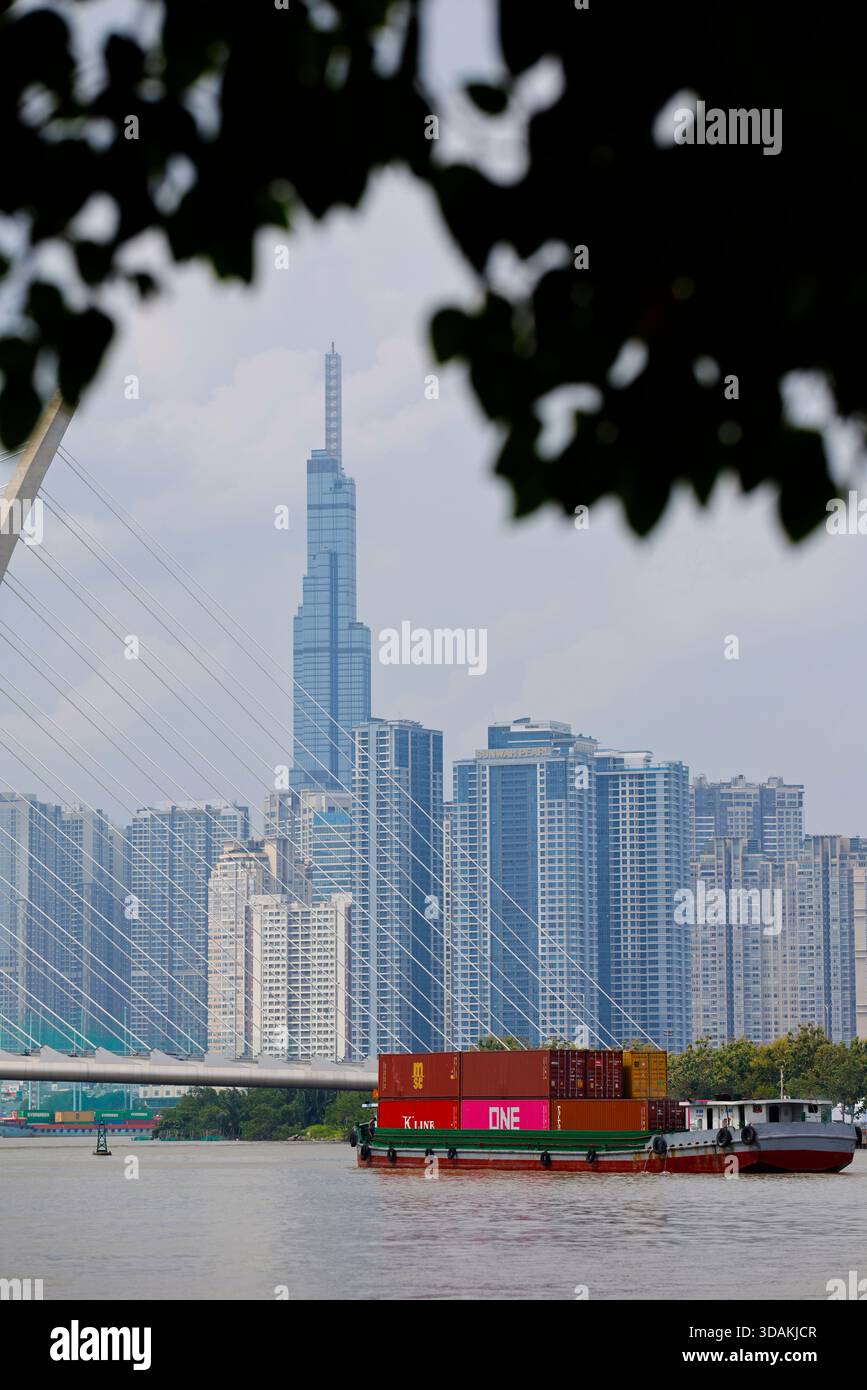 Il fiume Saigon e lo skyline. Ho chi Minh. Vietnam. Foto Stock