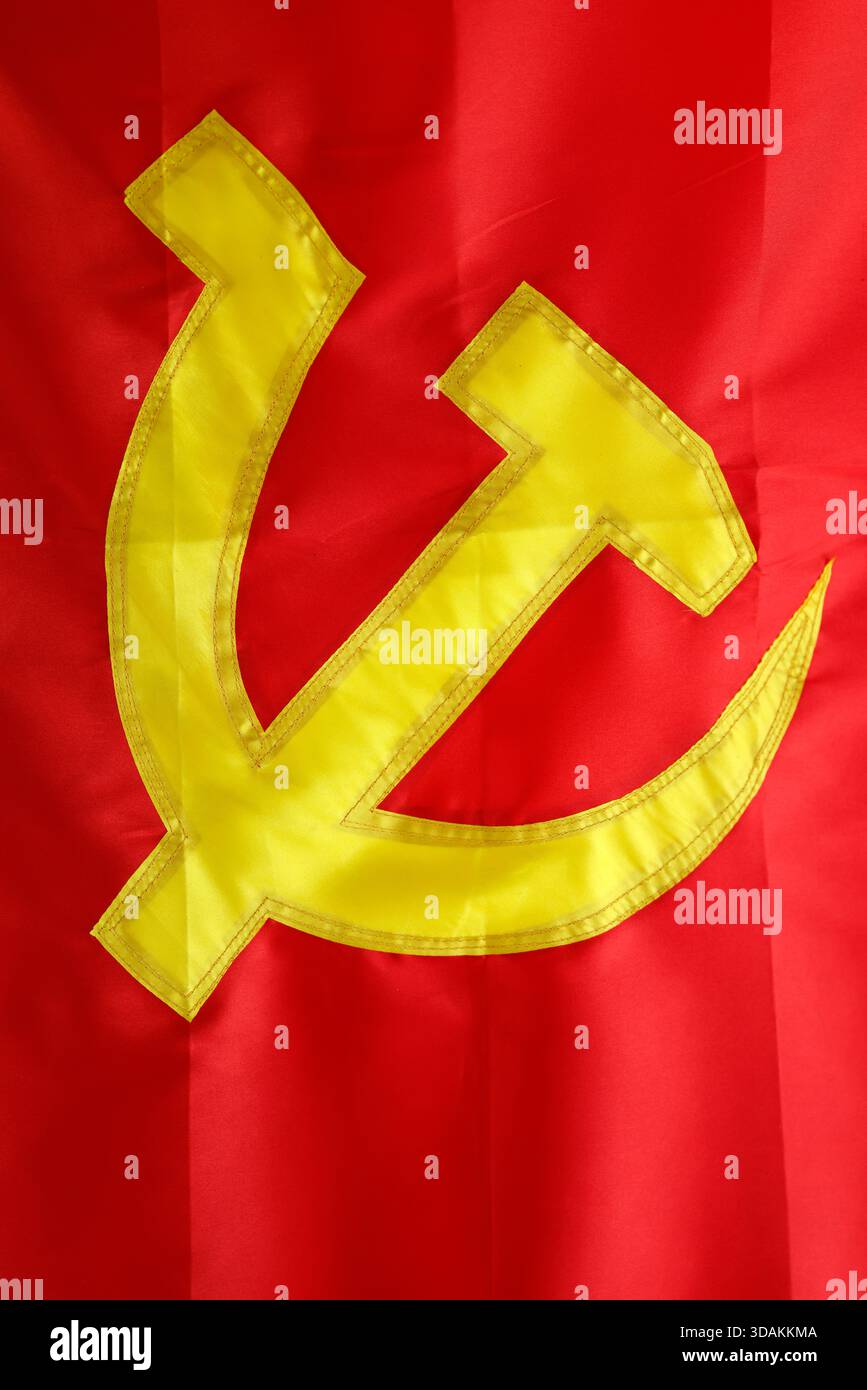 Bandiera rossa comunista con martello e falce. Ho chi Minh. Vietnam. Foto Stock