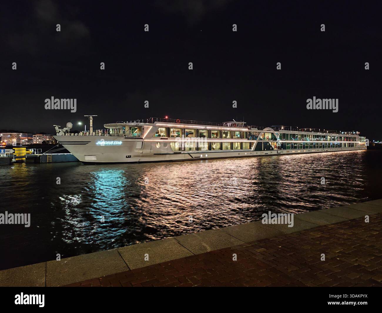 Amsterdam, Paesi Bassi - 27 ottobre 2025: Nave da crociera notturna MS Amadeus Silver III hotel galleggiante di lusso. Viaggia in barca. Vacanza Foto Stock