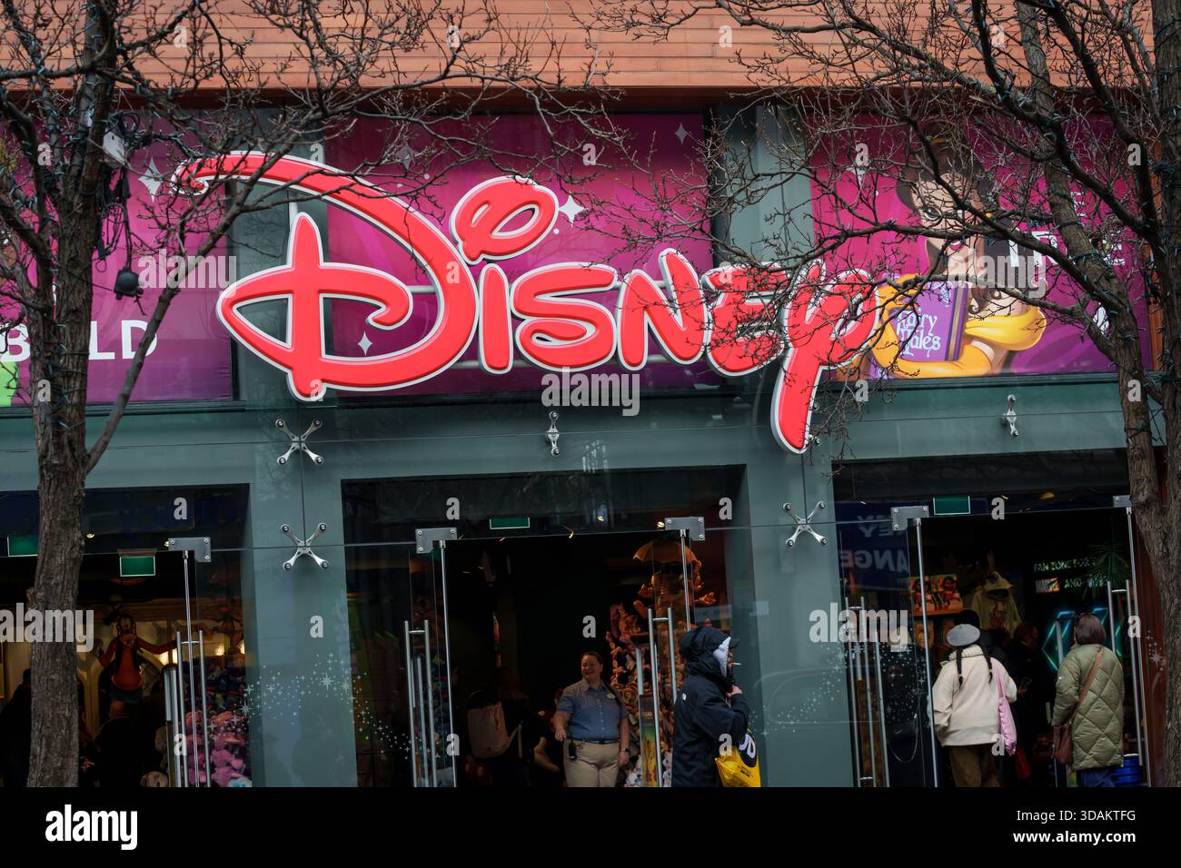 LONDRA, REGNO UNITO. 16 febbraio 2025. Logo Disney in negozio. Disney, è una multinazionale americana di mass media e intrattenimento con sede in Foto Stock