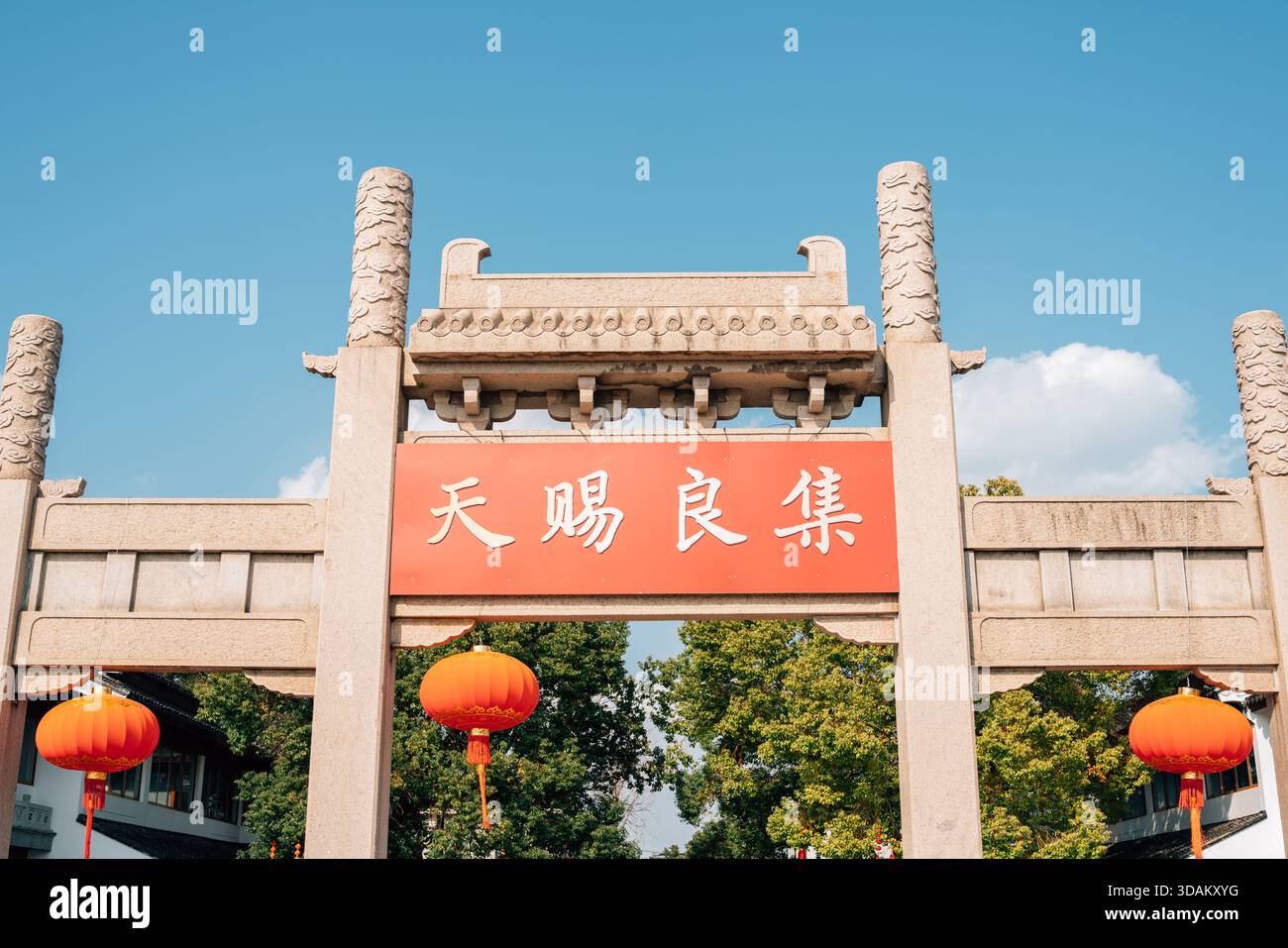 Suzhou, Cina - 16 marzo 2025: Pagoda di Tiger Hill, strada panoramica Foto Stock