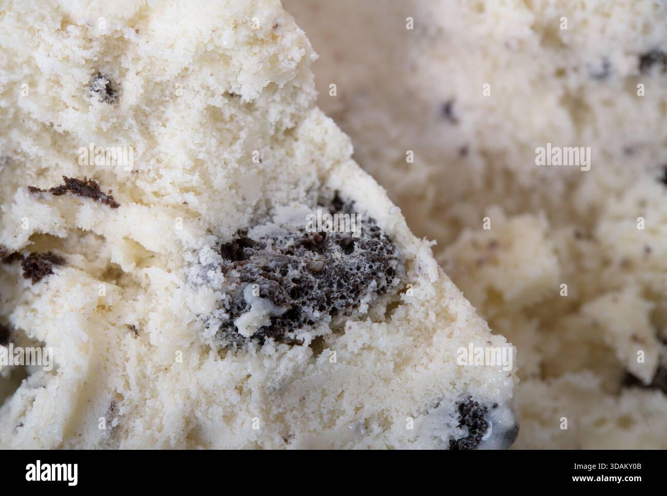 Biscotti e gelato con pezzi di biscotto al cioccolato in una base cremosa. Foto Stock