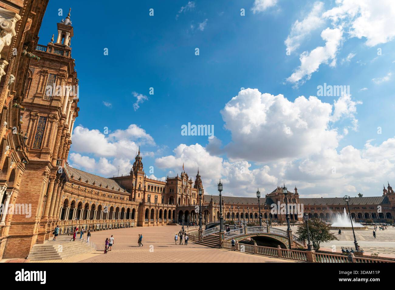 La famosa Plaza de España (Piazza di Spagna) è una piazza nel Parque de María Luisa, a Siviglia, Andalusia, Spagna. Fu costruito nel 19 Foto Stock