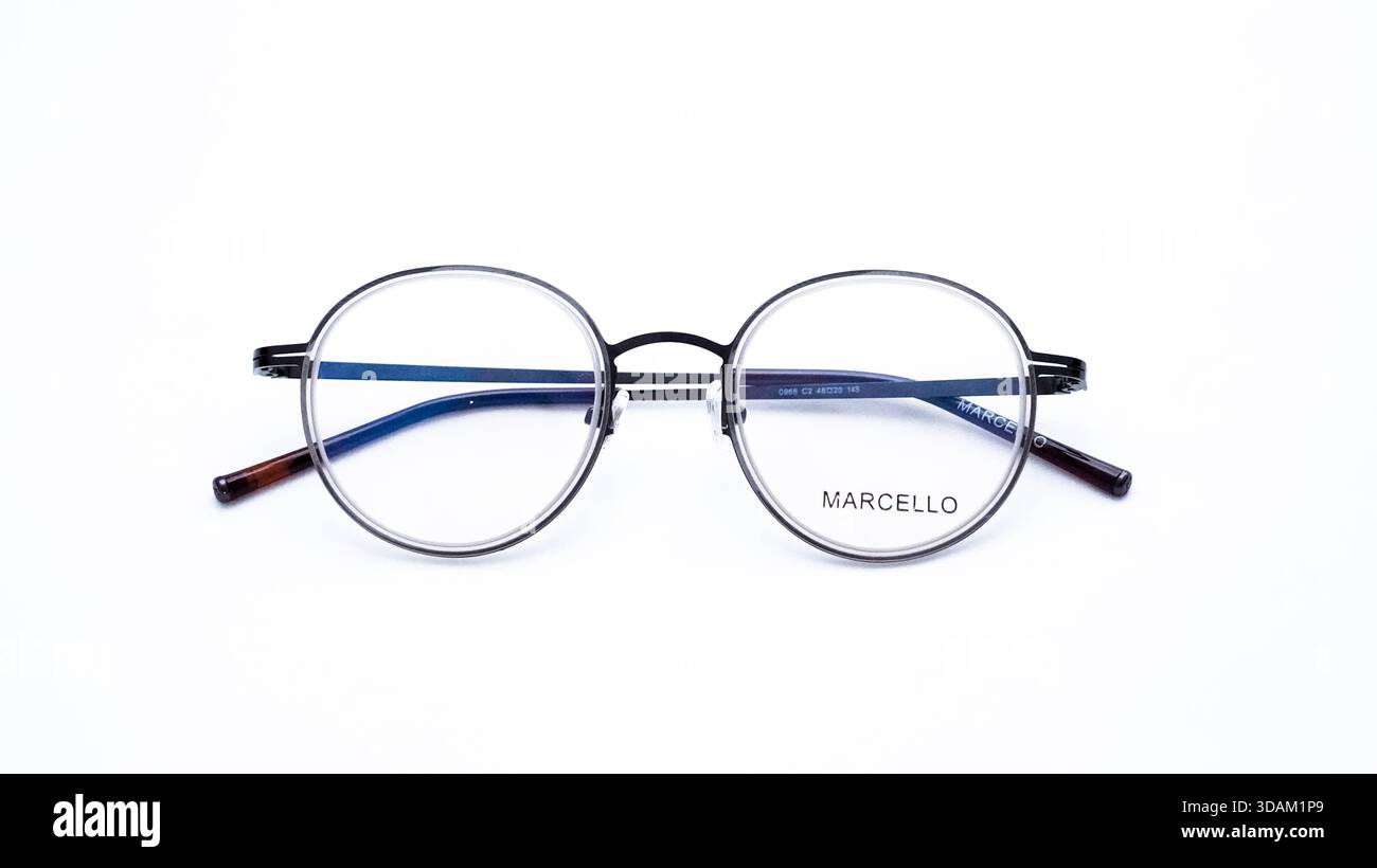 Foto di prodotto professionale di prescrizione Eyeglasses Casablanca 8 dicembre 2025 Foto Stock