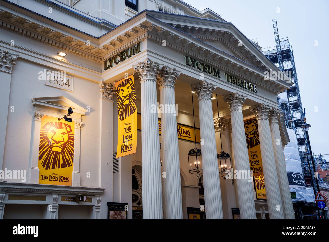 LONDRA, REGNO UNITO. 16 febbraio 2025. Il logo del Re Leone sul Lyceum Theatre di Londra. Foto Stock