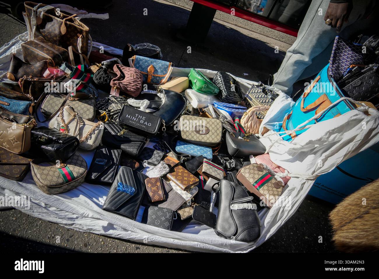 I venditori vendono merci contraffatte a Midtown Manhattan a New York sabato 29 novembre 2025. (© Richard B. Levine) Foto Stock