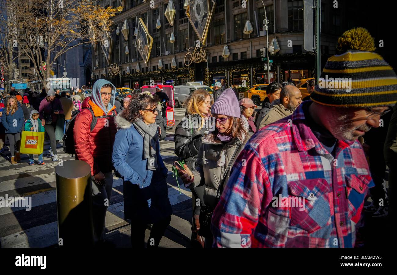 Affollata di negozi a Midtown Manhattan a New York sabato 29 novembre 2025. (© Richard B. Levine) Foto Stock