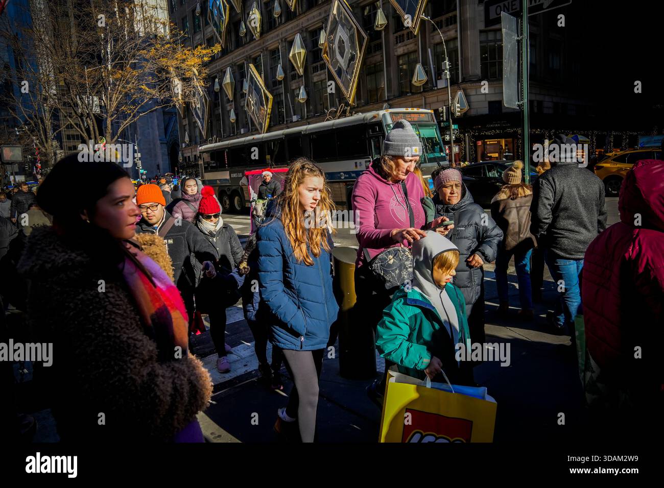 Affollata di negozi a Midtown Manhattan a New York sabato 29 novembre 2025. (© Richard B. Levine) Foto Stock