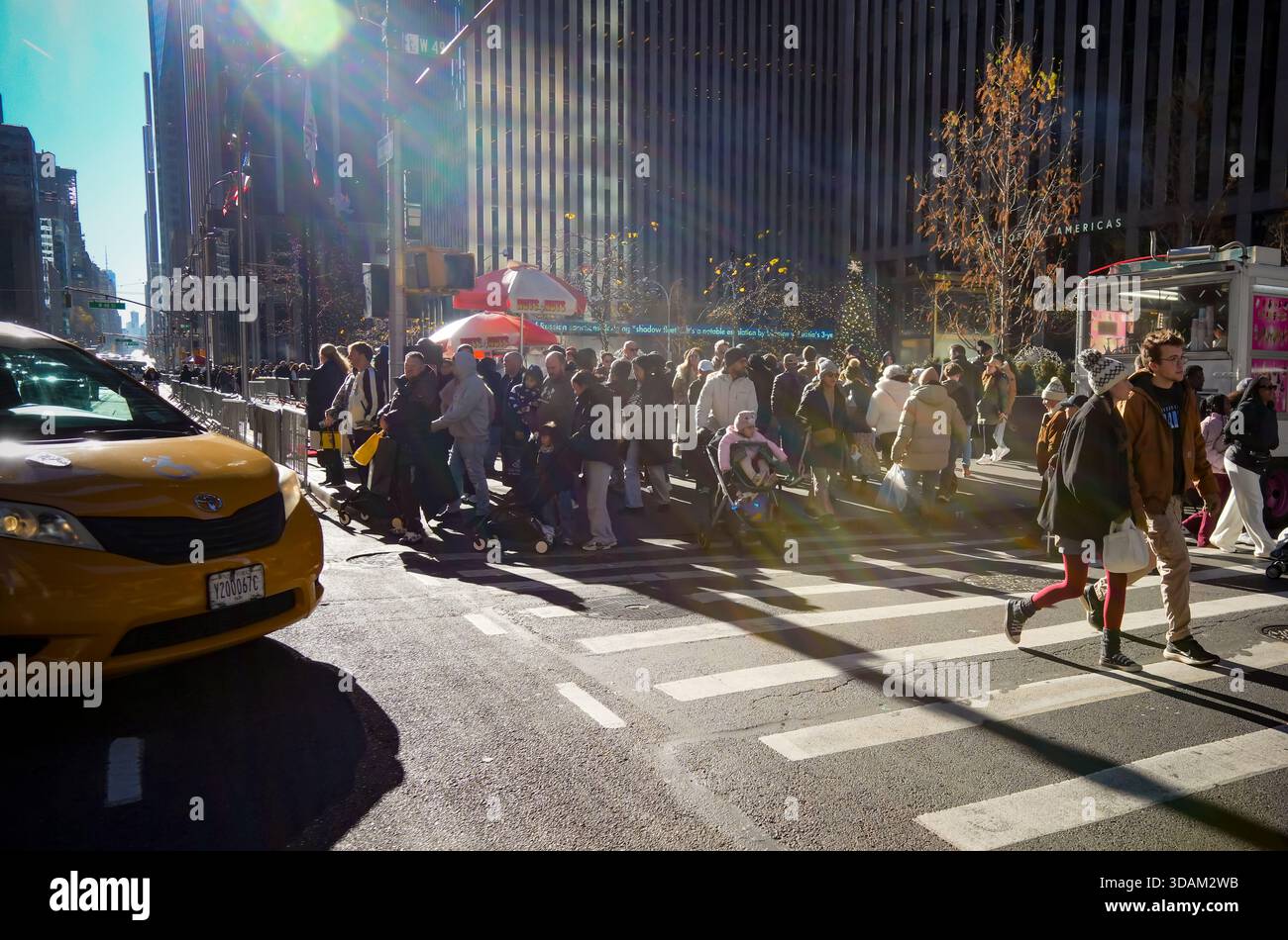 Affollata di negozi a Midtown Manhattan a New York sabato 29 novembre 2025. (© Richard B. Levine) Foto Stock