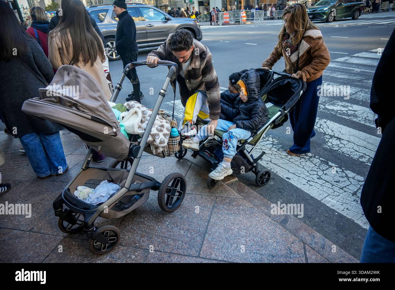 Lottando con i passeggini mentre fai shopping a Midtown Manhattan a New York sabato 29 novembre 2025. (© Richard B. Levine) Foto Stock