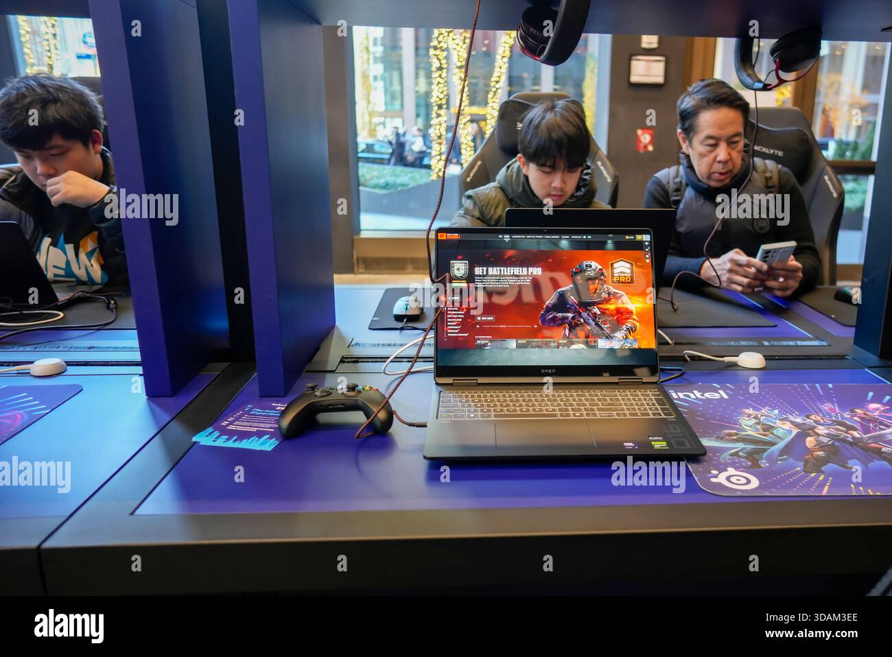 Attivazione del marchio per il produttore di chip per computer Intel a Midtown Manhattan a New York sabato 29 novembre 2025. Intel offre pop-up natalizi in città, tra cui Londra, Monaco, Parigi e Seul, con computer di vari produttori che utilizzano chip Intel. (© Richard B. Levine) Foto Stock