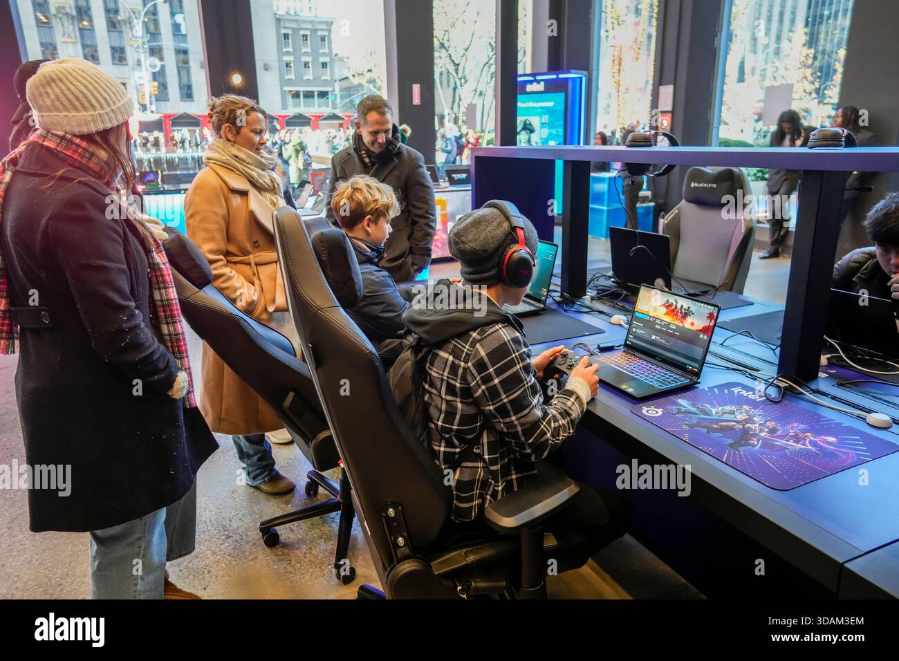 Attivazione del marchio per il produttore di chip per computer Intel a Midtown Manhattan a New York sabato 29 novembre 2025. Intel offre pop-up natalizi in città, tra cui Londra, Monaco, Parigi e Seul, con computer di vari produttori che utilizzano chip Intel. (© Richard B. Levine) Foto Stock