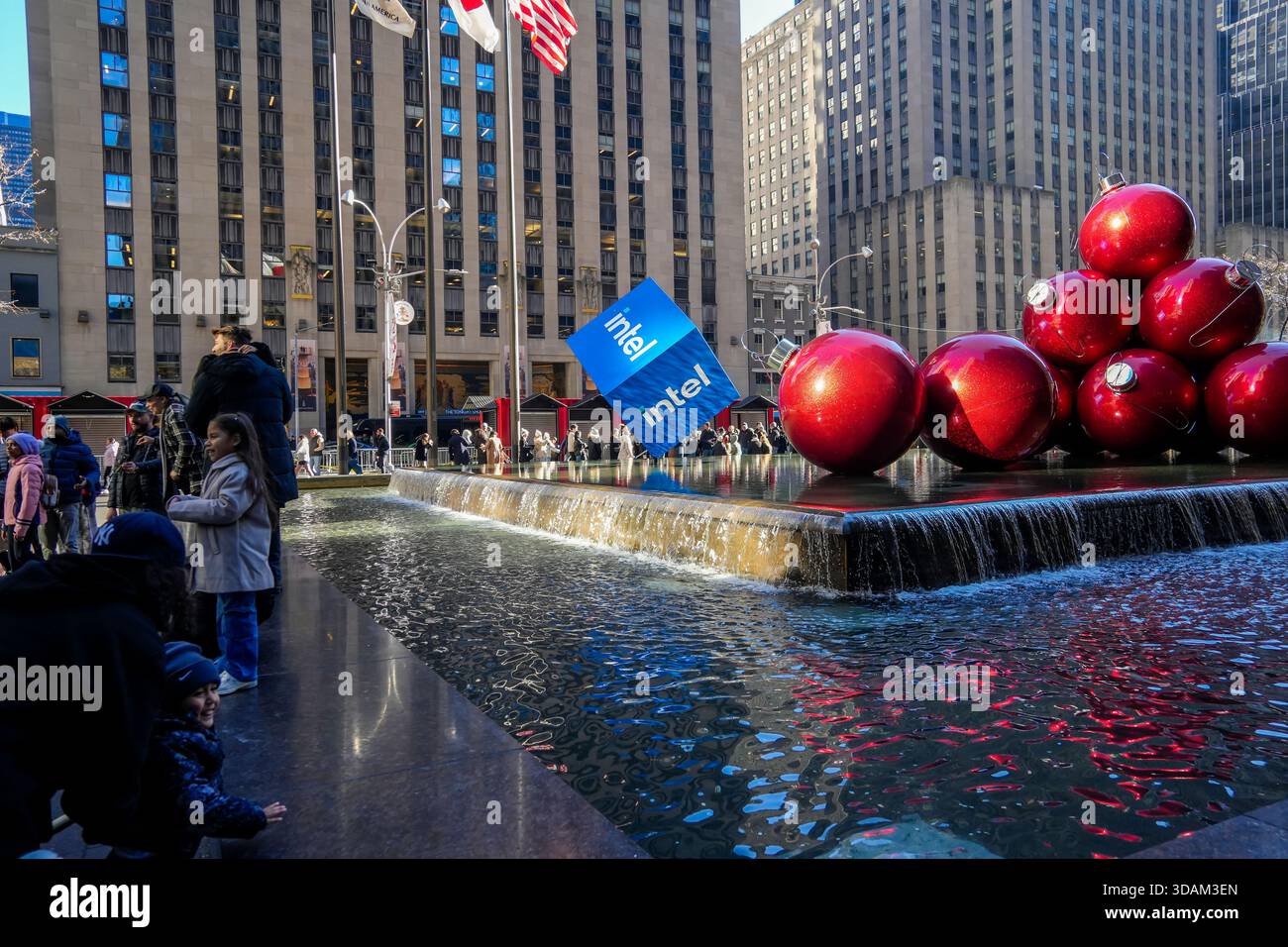 Attivazione del marchio per il produttore di chip per computer Intel a Midtown Manhattan a New York sabato 29 novembre 2025. Intel offre pop-up natalizi in città, tra cui Londra, Monaco, Parigi e Seul, con computer di vari produttori che utilizzano chip Intel. (© Richard B. Levine) Foto Stock