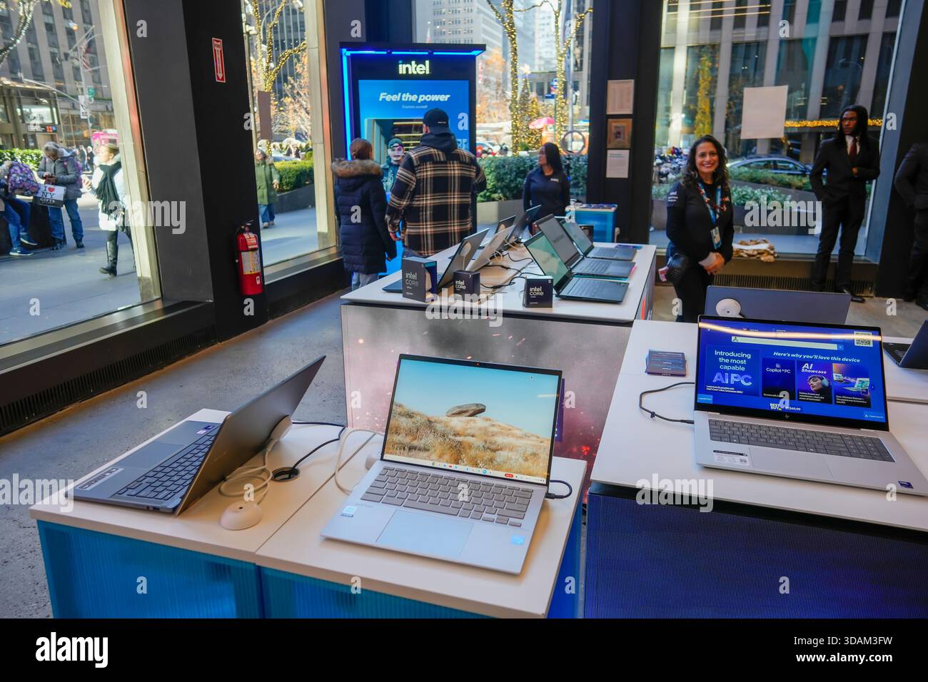 Attivazione del marchio per il produttore di chip per computer Intel a Midtown Manhattan a New York sabato 29 novembre 2025. Intel offre pop-up natalizi in città, tra cui Londra, Monaco, Parigi e Seul, con computer di vari produttori che utilizzano chip Intel. (© Richard B. Levine) Foto Stock